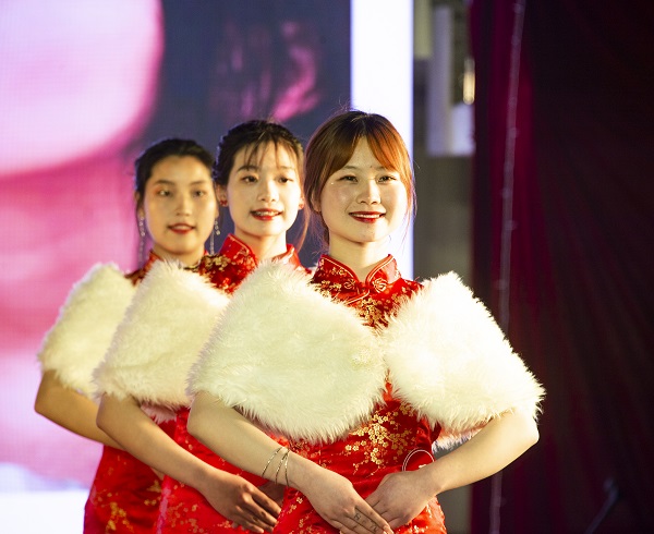 15自我介绍2.jpg 15自我介绍2.jpg