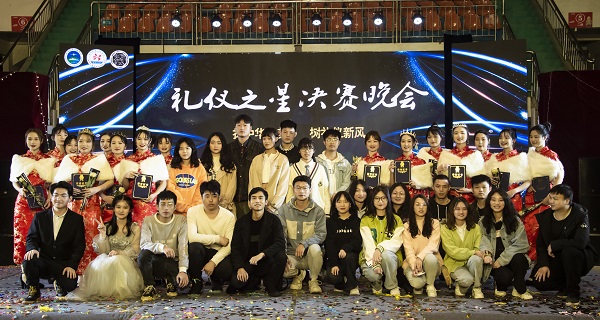 18合影留念2.jpg 18合影留念2.jpg